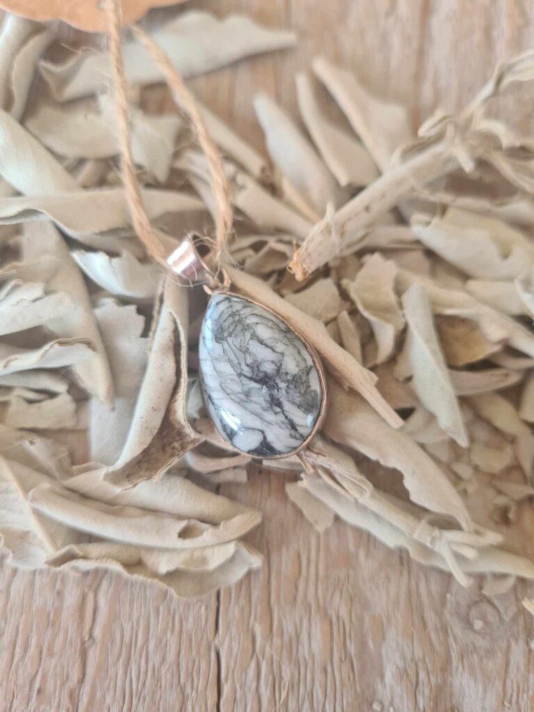 Pinoliet hanger in sterling silver gezet