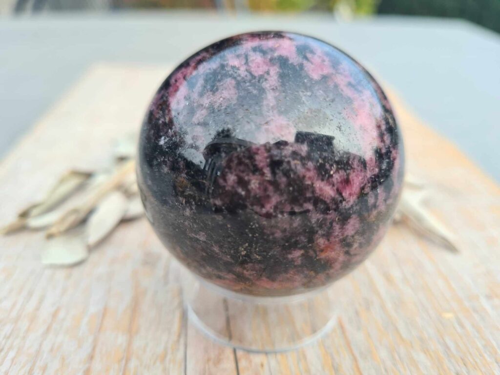 Rhodoniet bol uit Madagaskar