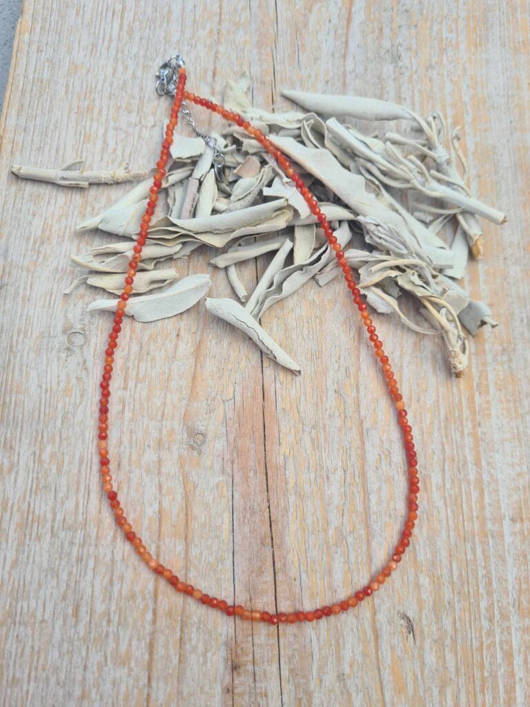 Carneool 2 mm 45 cm facet geslepen