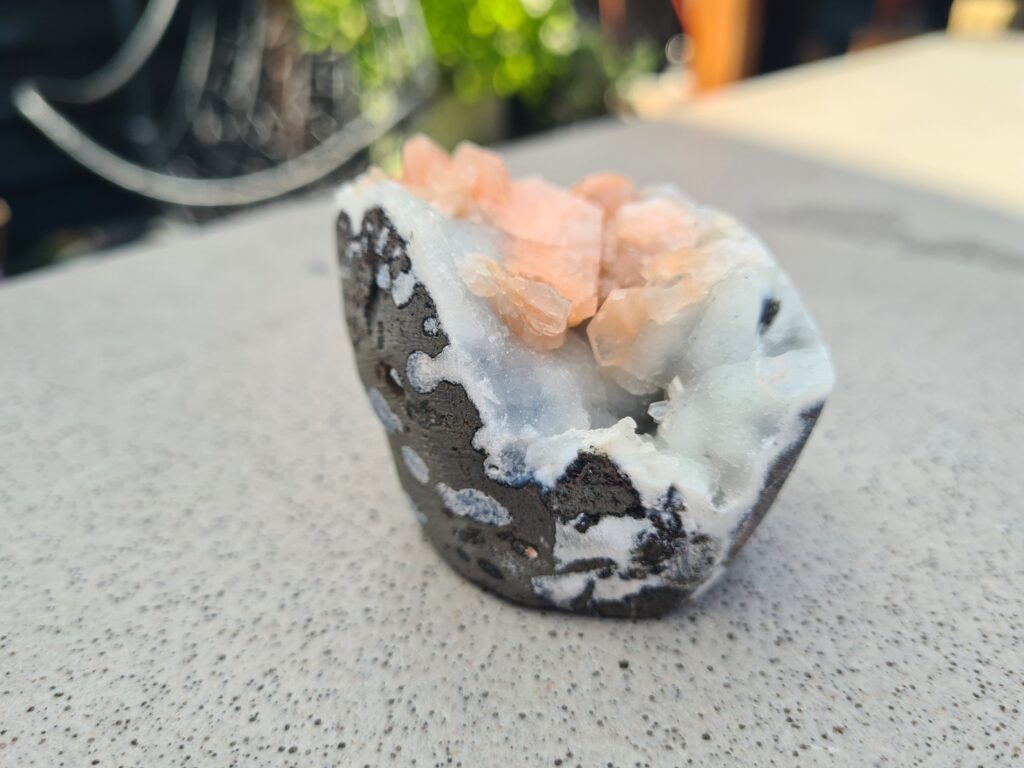 Stilbiet op blauwgrijze Chalcedoon