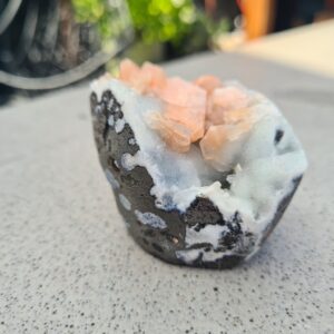 Stillbiet op blauwgrijze Chalcedoon