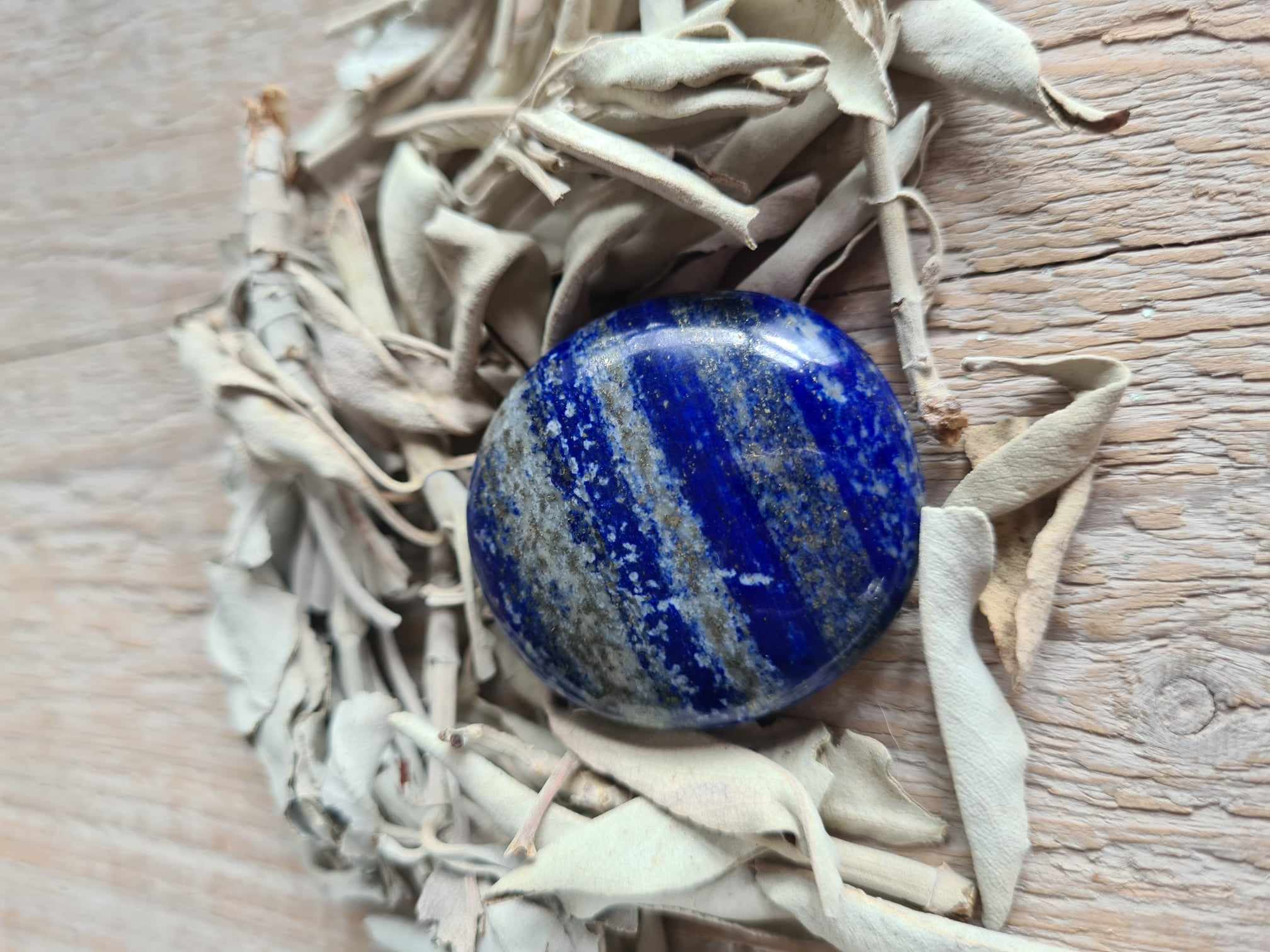 De steen van de maand augustus is Lapis Lazuli