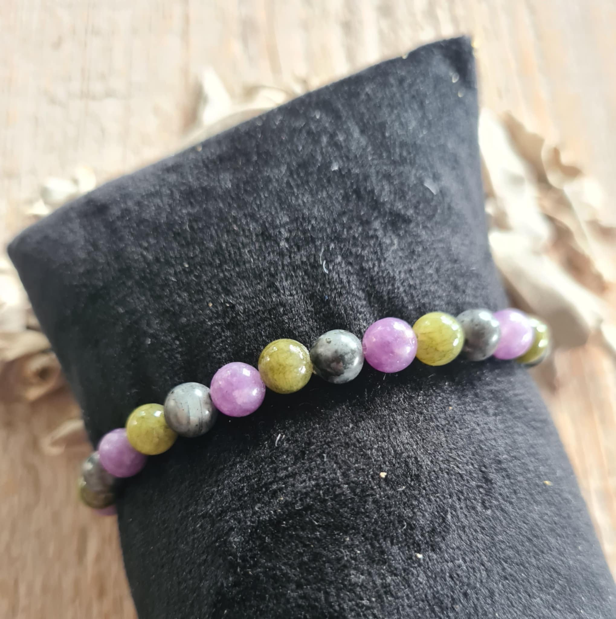Elastische edelsteen armband met amethist, groene jade en labradoriet