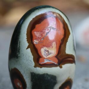 Polychroom Jaspis sculptuur