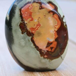 Polychroom Jaspis sculptuur