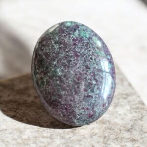 Robijn in Fuchsiet (veelal met Kyaniet)