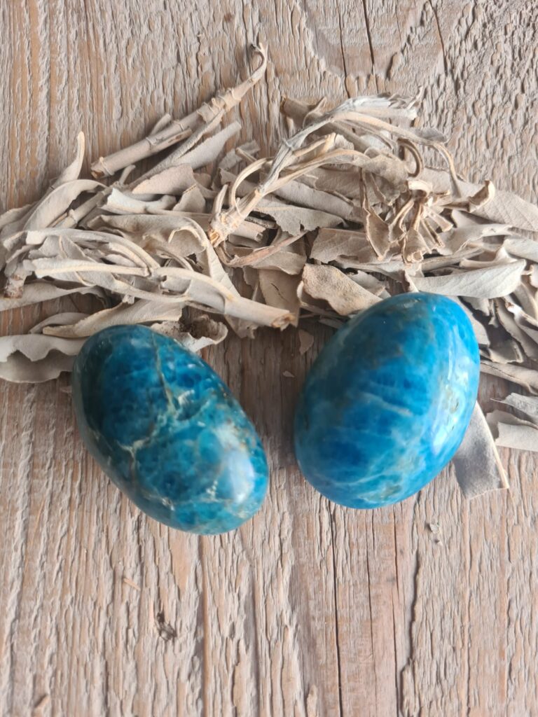 Blauwe apatiet handsteen