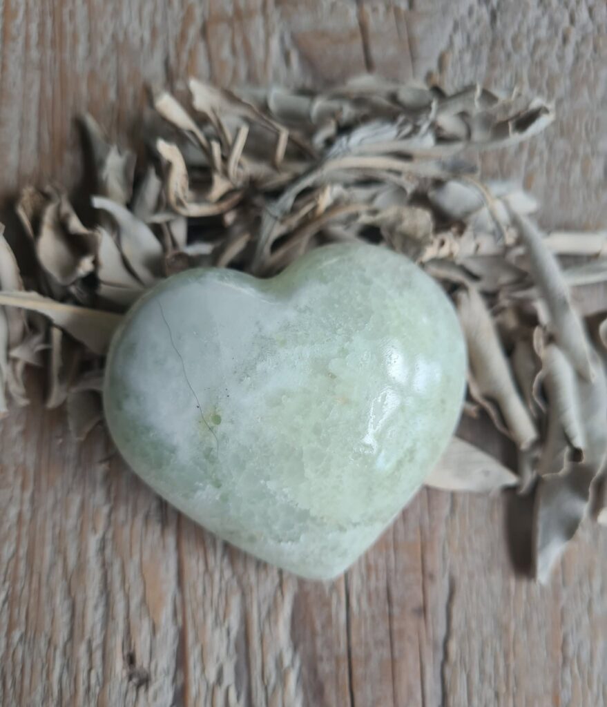 Geelgroen calciet hart