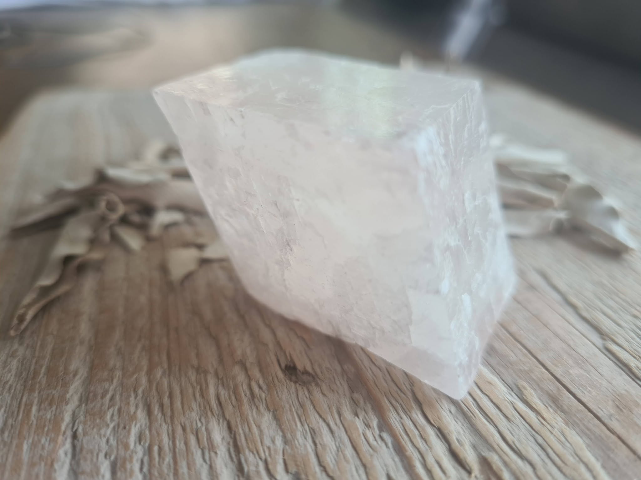 Helder roze calciet blok