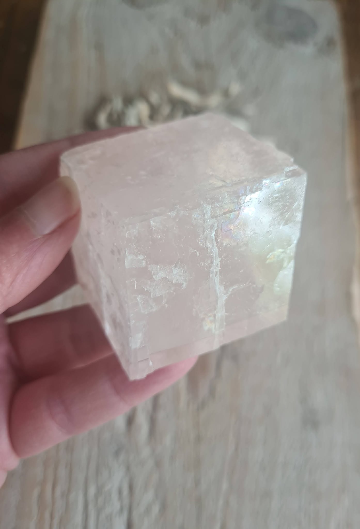 Helder roze calciet blok