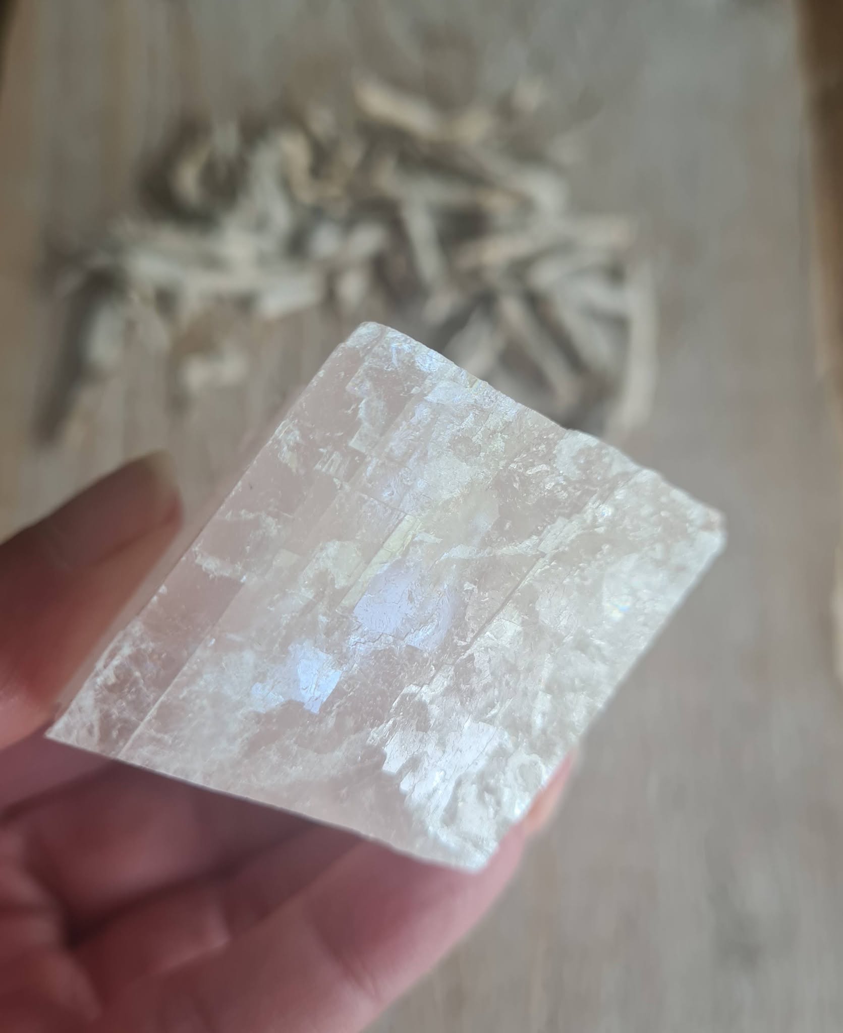 Helder roze calciet blok