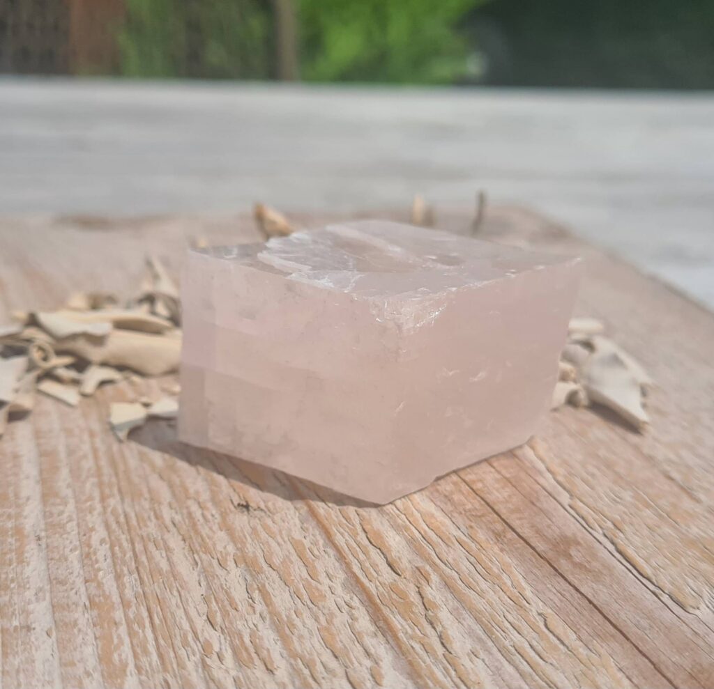 Helder roze calciet blok