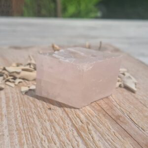 Helder roze calciet blok