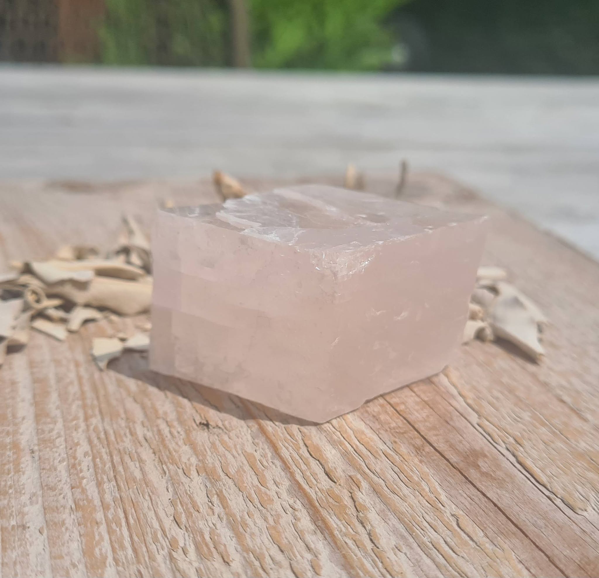 Helder roze calciet blok